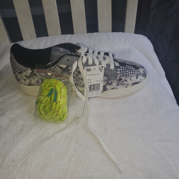 Shoes - Picture 2 of 3